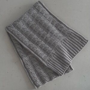 SOIA & KYO CABLEKNIT SCARF IN LIGHT GREY